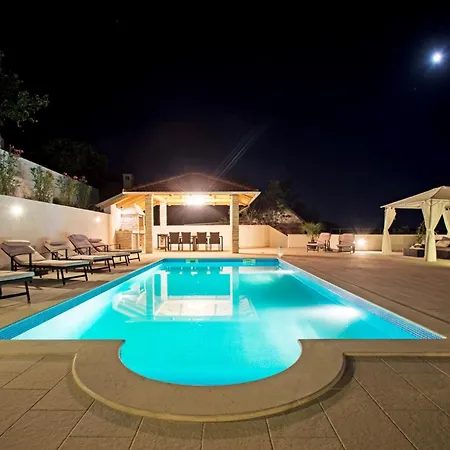 Pool House Edita - Happy