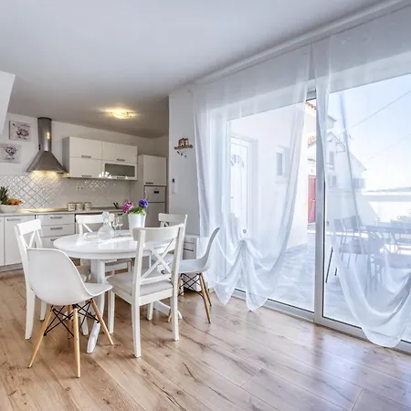 Pool House Edita - Happy Holiday home