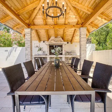 Pool House Edita - Happy