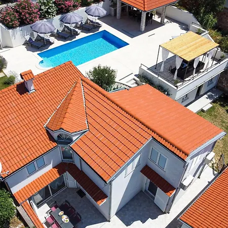 Dom wakacyjny Pool House Edita - Happy