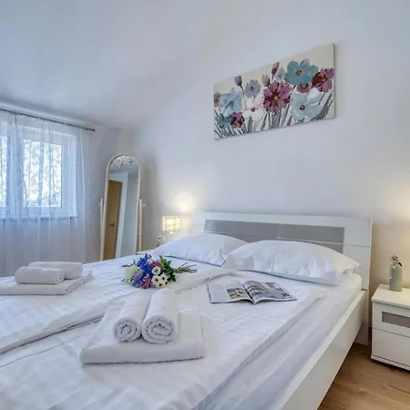 Tatil Evi Pool House Edita - Happy