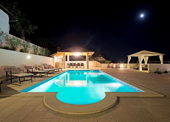 Pool House Edita - Happy